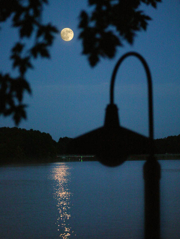 VA_LakeGaston_Moon7997